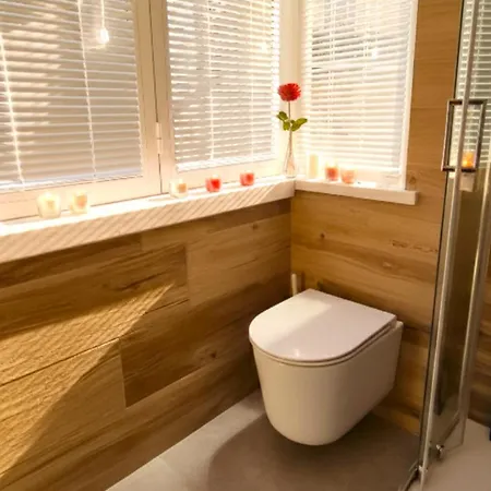 Attic Apartment, Air Conditioning, Fast Wifi *