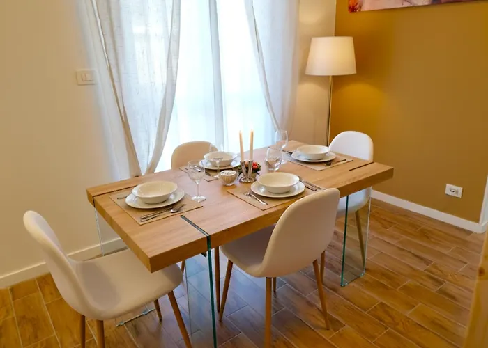 Attic Apartment, Air Conditioning, Fast Wifi *